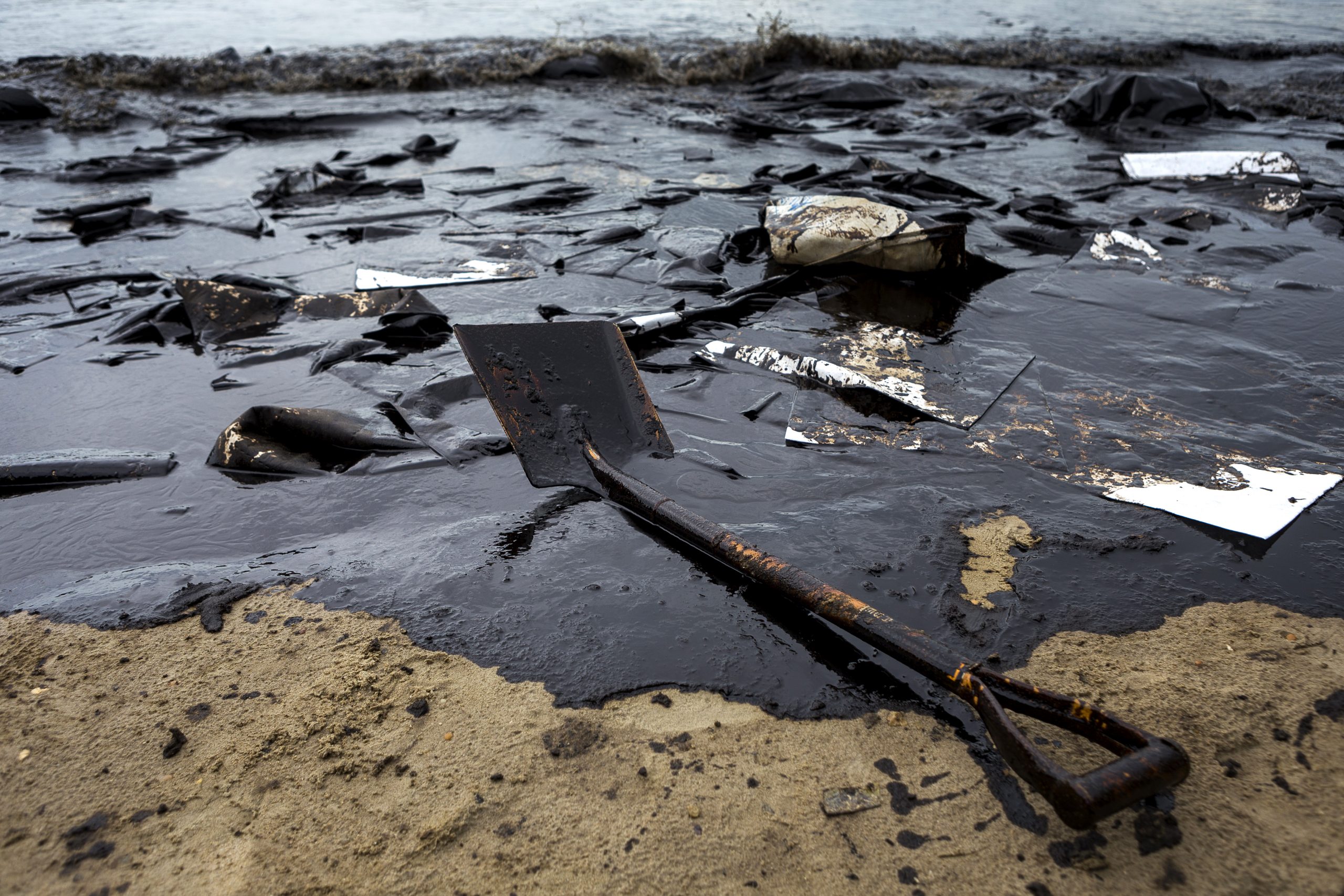 Oil Freighter Hits Coral Reef Leaking 1000 Tons Of Oil Into Mauritius